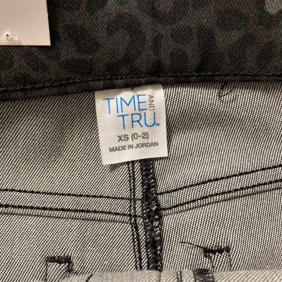 Time And Tru | NWT Women’s Animal Print High Rise Stretch Fitted Jeans - Picture 5 of 10